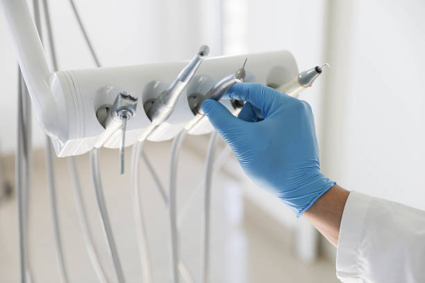 Professional Tooth Extraction technician working in De Soto, IL